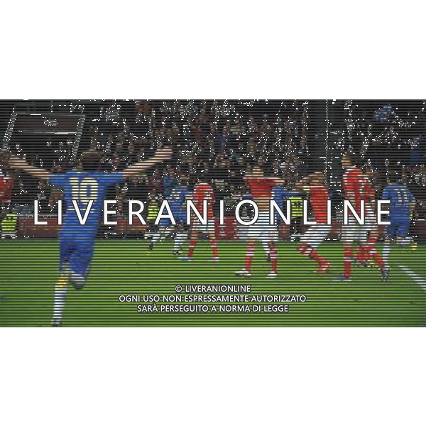 Amsterdam Arena Benfica v Chelsea (1-2) Europa League Final 15/05/2013 Dejected Benfica players as Chelsea celebrate Branislav Ivanovic\'s winning goal Photo: Roger Parker Fotosports International ©PHOTOSHOT/AGENZIA ALDO LIVERANI SAS - ITALY ONLY - EDITORIAL USE ONLY