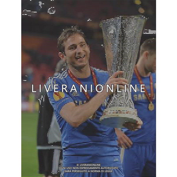Frank Lampard Celebrates with the Europa League Cup Chelsea Europa League Final 2013 Benfica V Chelsea (1-2) 15/05/13 UEFA Europa League Final Photo: Robin Parker Fotosports International ©PHOTOSHOT/AGENZIA ALDO LIVERANI SAS - ITALY ONLY - EDITORIAL USE ONLY