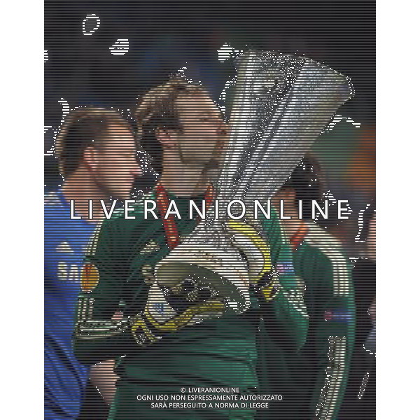Petr Cech Celebrates with the Europa League Cup Chelsea Europa League Final 2013 Benfica V Chelsea (1-2) 15/05/13 UEFA Europa League Final Photo: Robin Parker Fotosports International ©PHOTOSHOT/AGENZIA ALDO LIVERANI SAS - ITALY ONLY - EDITORIAL USE ONLY