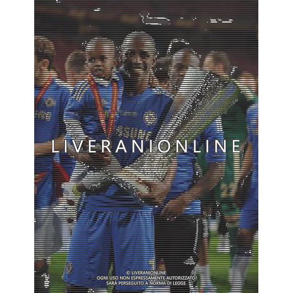 Ramires and his Son Celebrate with the Europa League Cup Chelsea Europa League Final 2013 Benfica V Chelsea (1-2) 15/05/13 UEFA Europa League Final Photo: Robin Parker Fotosports International ©PHOTOSHOT/AGENZIA ALDO LIVERANI SAS - ITALY ONLY - EDITORIAL USE ONLY