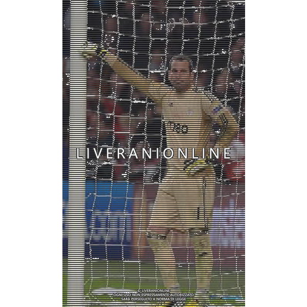 Amsterdam Arena Benfica v Chelsea (1-2) Europa League Final 15/05/2013 Disconsolate \'keeper Artur (Benfica) as Chelsea celebrate Branislav Ivanovic\'s winning goal Photo: Roger Parker Fotosports International ©PHOTOSHOT/AGENZIA ALDO LIVERANI SAS - ITALY ONLY - EDITORIAL USE ONLY