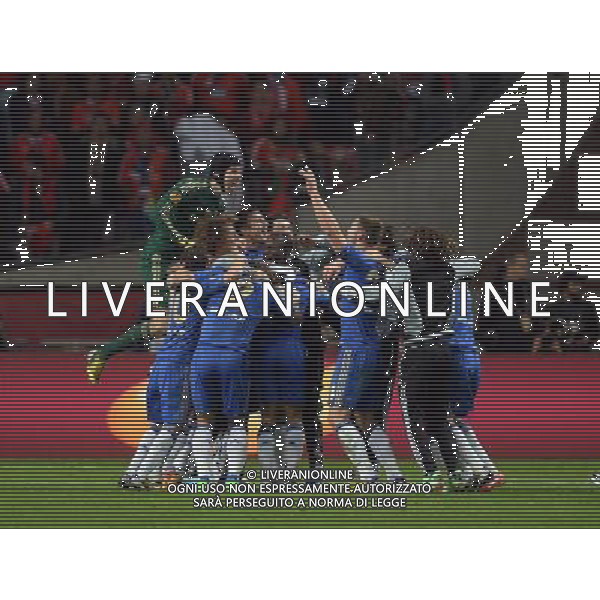 Petr Cech and the rest of the Chelsea team Celebrate Victory after the final whistle Chelsea Europa League Final 2013 Benfica V Chelsea (1-2) 15/05/13 UEFA Europa League Final Photo: Robin Parker Fotosports International ©PHOTOSHOT/AGENZIA ALDO LIVERANI SAS - ITALY ONLY - EDITORIAL USE ONLY