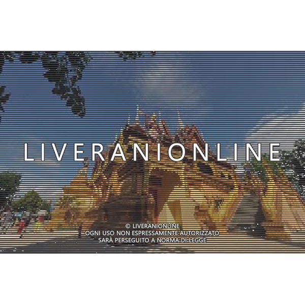 (130516) -- XISHUANGBANNA, May 16, 2013 () -- Tourists visit the Zongfo Temple in Jinghong of Xishuangbanna Prefecture in southwest China\'s Yunnan Province, May 16, 2013. The Zongfo Temple, which covers an area of more than 3,000 square meters and has a history of over 1,000 years, has seen completion of its overhaul and is now open free to the public. (/Chen Haining) (lfj) ©Photoshot/Ag. Aldo Liverani s.a.s.-Only Italy-Editorial Use Only