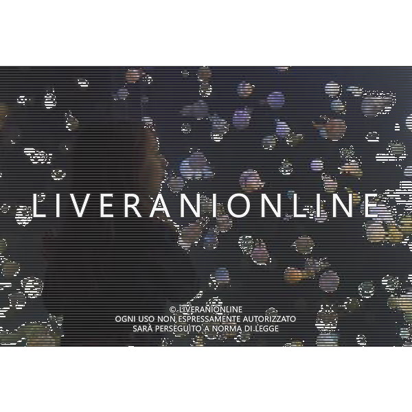 (130517) -- VANCOUVER, May 17, 2013 () -- A girl takes a closer look at jellyfish in a large tank at the Vancouver Aquarium in Vancouver, Canada, May 16, 2013. Thousands of jellyfish from 15 species are on display at a new jellyfish exhibition at Vancouver Aquarium. Visitors can learn about the boneless, brainless and heartless animals from how they reproduce to how dangerous they can be to people and fishery. (/Liang Sen) ©Photoshot/Ag. Aldo Liverani s.a.s.-Only Italy-Editorial Use Only