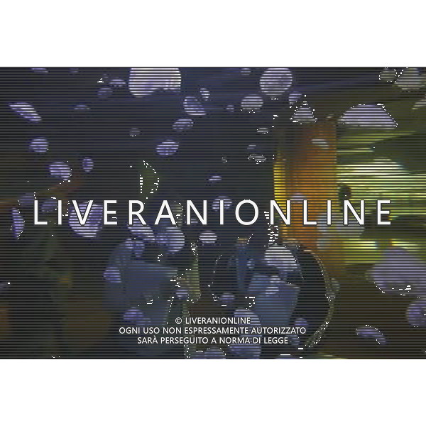 (130517) -- VANCOUVER, May 17, 2013 () -- Girls take a closer look at jellyfish in a large tank at the Vancouver Aquarium in Vancouver, Canada, May 16, 2013. Thousands of jellyfish from 15 species are on display at a new jellyfish exhibition at Vancouver Aquarium. Visitors can learn about the boneless, brainless and heartless animals from how they reproduce to how dangerous they can be to people and fishery. (/Liang Sen) ©Photoshot/Ag. Aldo Liverani s.a.s.-Only Italy-Editorial Use Only