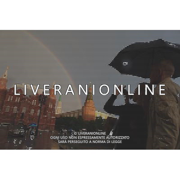 (130522) -- MOSCOW, May 22, 2013 () -- People take photos of a rainbow arching above Moscow\'s Red Square after a heavy rain on May 22, 2013. (/Jiang Kehong) ©photoshot/AGENZIA ALDO LIVERANI SAS - ITALY ONLY - Vedute della citta\' di Mosca, con l\'arcobaleno dopo una forte pioggia nel tardo pomeriggio Russia 22 maggio 2013