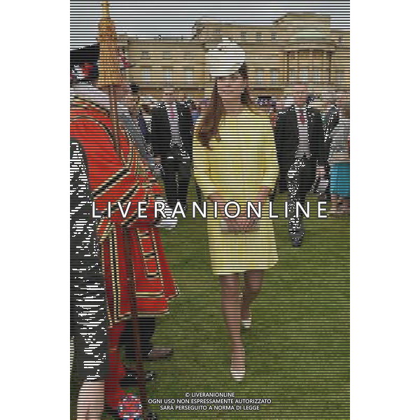 The Duchess of Cambridge attends a Garden Party in the grounds of Buckingham Palace, central London hosted by Queen Elizabeth II. ©photoshot/AGENZIA ALDO LIVERANI SAS - ITALY ONLY - REALI INGLESI: Kate Middleton Duchessa di Cambridge durante la Festa in giardino nel parco di Buckingham Palace, ospitato dalla Regina Elisabetta II a Londra