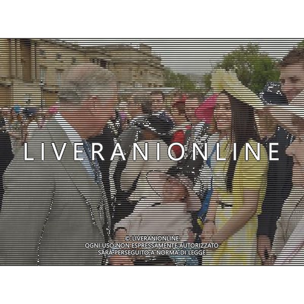 The Prince of Wales smiles as he talks to Kimberley Dowson from York, one of the guests at a Garden Party in the grounds of Buckingham Palace in central London. ©photoshot/AGENZIA ALDO LIVERANI SAS - ITALY ONLY - REALI INGLESI: Kate Middleton Duchessa di Cambridge durante la Festa in giardino nel parco di Buckingham Palace, ospitato dalla Regina Elisabetta II a Londra