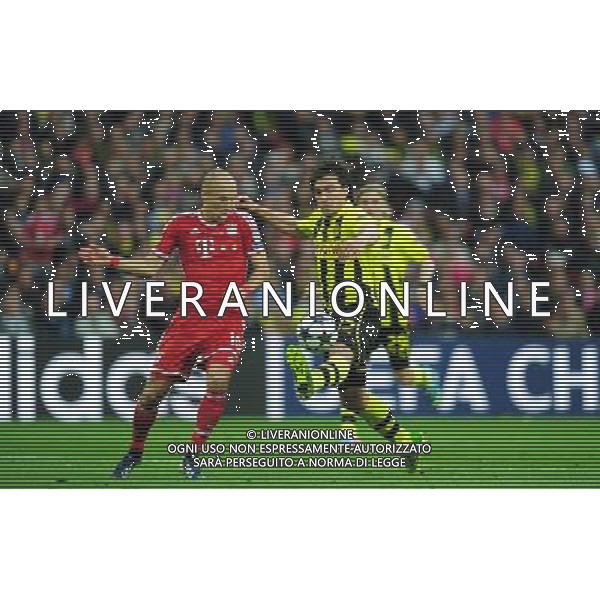 Bayern Munich\'s Arjen Robben vies for possession with Borussia Dortmund\'s Mats Hummels (Photo by Chris Vaughan/CameraSport) Football - UEFA Champions League Final - Borussia Dortmund v Bayern Munich - Saturday 25th May 2013 - Wembley - London © CameraSport - 43 Linden Ave. Countesthorpe. Leicester. England. LE8 5PG - Tel: +44 (0) 116 277 4147 - admin@camerasport.com - www.camerasport.com AG ALDO LIVERANI S A S ONLY ITALY