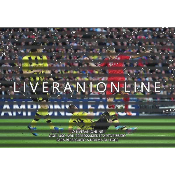 Bayern Munich\'s Bastian Schweinsteiger is tackled by Borussia Dortmund\'s Kevin Gro§kreutz (Photo by Chris Vaughan/CameraSport) Football - UEFA Champions League Final - Borussia Dortmund v Bayern Munich - Saturday 25th May 2013 - Wembley - London © CameraSport - 43 Linden Ave. Countesthorpe. Leicester. England. LE8 5PG - Tel: +44 (0) 116 277 4147 - admin@camerasport.com - www.camerasport.com AG ALDO LIVERANI S A S ONLY ITALY
