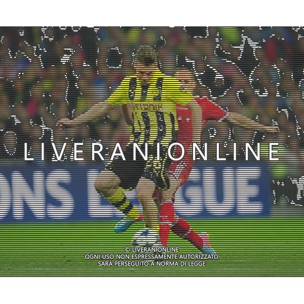 Borussia Dortmund\'s Lukasz Piszczek is tackled by Bayern Munich\'s Franck Ribery (Photo by Chris Vaughan/CameraSport) Football - UEFA Champions League Final - Borussia Dortmund v Bayern Munich - Saturday 25th May 2013 - Wembley - London © CameraSport - 43 Linden Ave. Countesthorpe. Leicester. England. LE8 5PG - Tel: +44 (0) 116 277 4147 - admin@camerasport.com - www.camerasport.com AG ALDO LIVERANI S A S ONLY ITALY