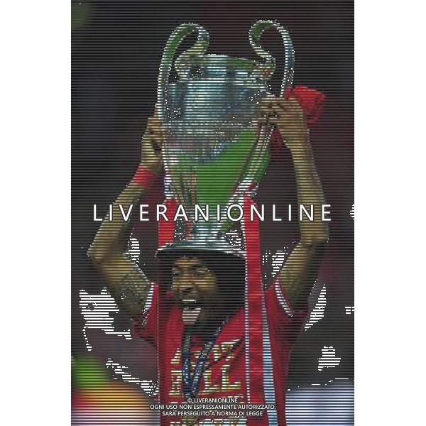 Bayern Munich\'s Dante holds the Champions League trophy as he celebrates his team\'s win (Photo by Chris Vaughan/CameraSport) Football - UEFA Champions League Final - Borussia Dortmund v Bayern Munich - Saturday 25th May 2013 - Wembley - London © CameraSport - 43 Linden Ave. Countesthorpe. Leicester. England. LE8 5PG - Tel: +44 (0) 116 277 4147 - admin@camerasport.com - www.camerasport.com AG ALDO LIVERANI S A S ONLY ITALY