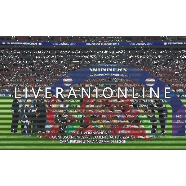 Bayern Munich players celebrate after winning the 2013 Champions League (Photo by Chris Vaughan/CameraSport) Football - UEFA Champions League Final - Borussia Dortmund v Bayern Munich - Saturday 25th May 2013 - Wembley - London © CameraSport - 43 Linden Ave. Countesthorpe. Leicester. England. LE8 5PG - Tel: +44 (0) 116 277 4147 - admin@camerasport.com - www.camerasport.com AG ALDO LIVERANI S A S ONLY ITALY