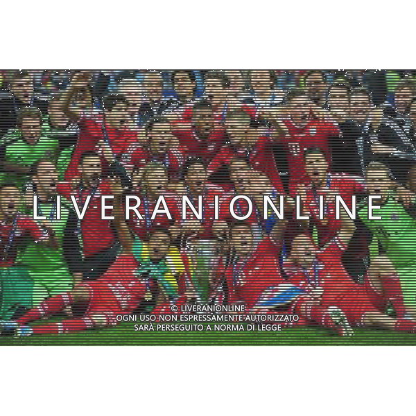 Bayern Munich players celebrate after winning the 2013 Champions League (Photo by Chris Vaughan/CameraSport) Football - UEFA Champions League Final - Borussia Dortmund v Bayern Munich - Saturday 25th May 2013 - Wembley - London © CameraSport - 43 Linden Ave. Countesthorpe. Leicester. England. LE8 5PG - Tel: +44 (0) 116 277 4147 - admin@camerasport.com - www.camerasport.com AG ALDO LIVERANI S A S ONLY ITALY