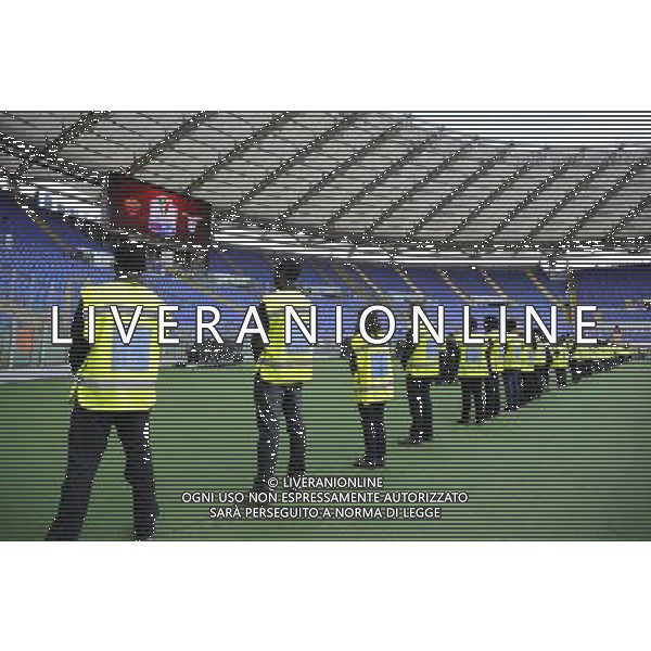 Roma - 26/05/2013 - Stadio Olimpico - Finale TIM CUP 2012-2013 - AS Roma vs SS Lazio - nella foto: gli uomini della sicurezza controllano gli spalti dentro lo stadio å© Fabrizio Corradetti - Ag. Aldo Liverani sas