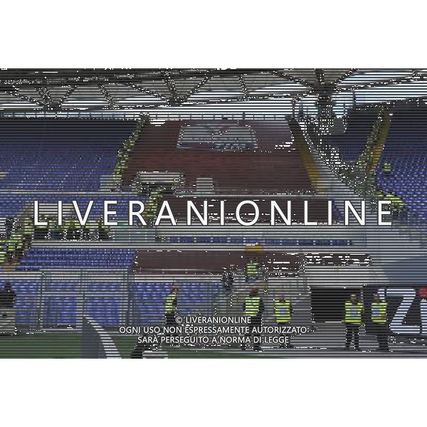 Roma - 26/05/2013 - Stadio Olimpico - Finale TIM CUP 2012-2013 - AS Roma vs SS Lazio - nella foto: gli uomini della sicurezza controllano gli spalti dentro lo stadio å© Fabrizio Corradetti - Ag. Aldo Liverani sas