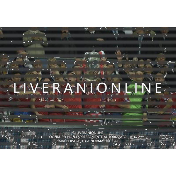 Bayern Munich Team Celebrate with the European Cup. European Champions 2013 Bayern Munich Champions League Final 2013 Borussia Dortmund V Bayern Munich (1-2) 25/05/13 UEFA Champions League Final 2013 at Wembley Stadium Photo: Robin Parker Fotosports International ©PHOTOHSOT/AGENZIA ALDO LIVERANI SAS - ITALY ONLY - Borussia Dortmund - Bayern Monaco UEFA Champions League 2012/2013 Finale Londra - 25.05.2013