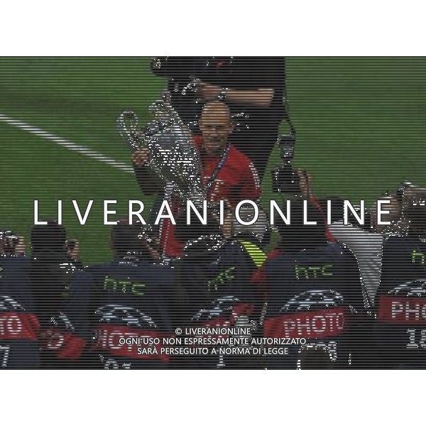 Wembley Stadium Bayern Munich v Borussia Dortmund (2-1) Champions League final 25/05/2013 Match winner Arjen Robben (Bayern) celebrates with Champions League Cup Photo: Roger Parker ©PHOTOHSOT/AGENZIA ALDO LIVERANI SAS - ITALY ONLY - Borussia Dortmund - Bayern Monaco UEFA Champions League 2012/2013 Finale Londra - 25.05.2013