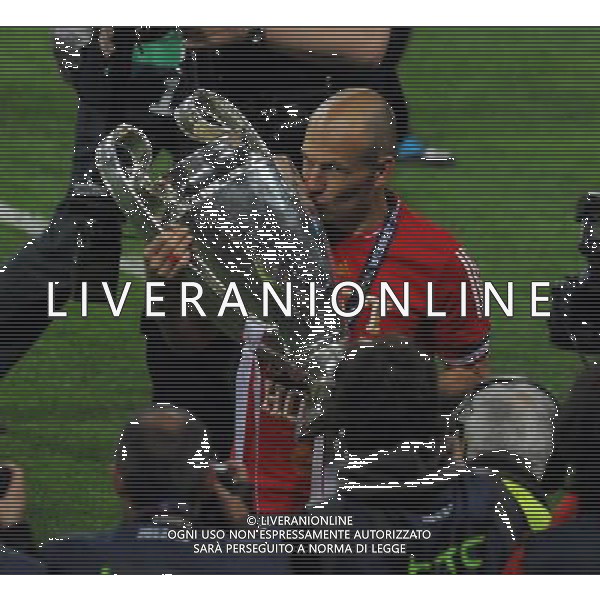 Wembley Stadium Bayern Munich v Borussia Dortmund (2-1) Champions League final 25/05/2013 Match winner Arjen Robben (Bayern) celebrates with Champions League Cup Photo: Roger Parker ©PHOTOHSOT/AGENZIA ALDO LIVERANI SAS - ITALY ONLY - Borussia Dortmund - Bayern Monaco UEFA Champions League 2012/2013 Finale Londra - 25.05.2013