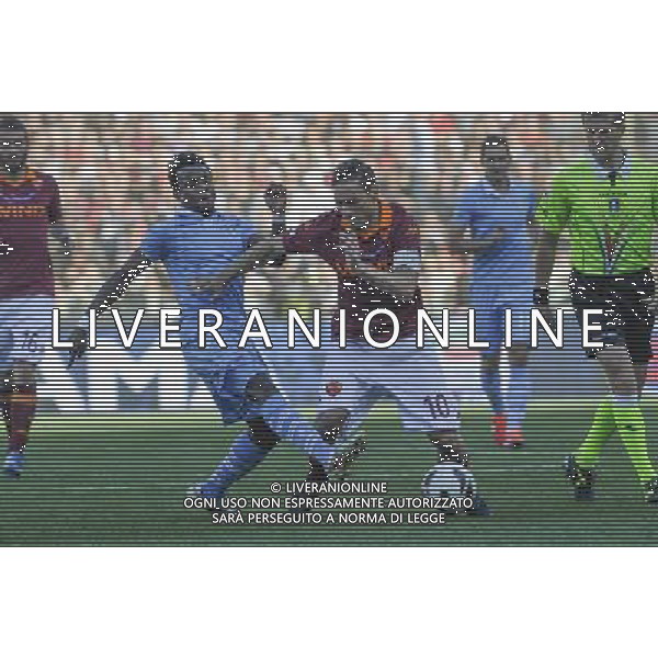Roma - 26/05/2013 - Stadio Olimpico - Finale TIM CUP 2012-2013 - AS Roma vs SS Lazio - nella foto: totti ed onazi Â© Fabrizio Corradetti - Ag. Aldo Liverani sas