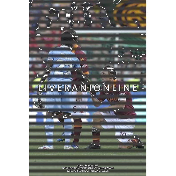 Roma - 26/05/2013 - Stadio Olimpico - Finale TIM CUP 2012-2013 - AS Roma vs SS Lazio - nella foto: Onazi aiuta Totti ad alzarsi dopo un fallo Â© Fabrizio Corradetti - Ag. Aldo Liverani sas