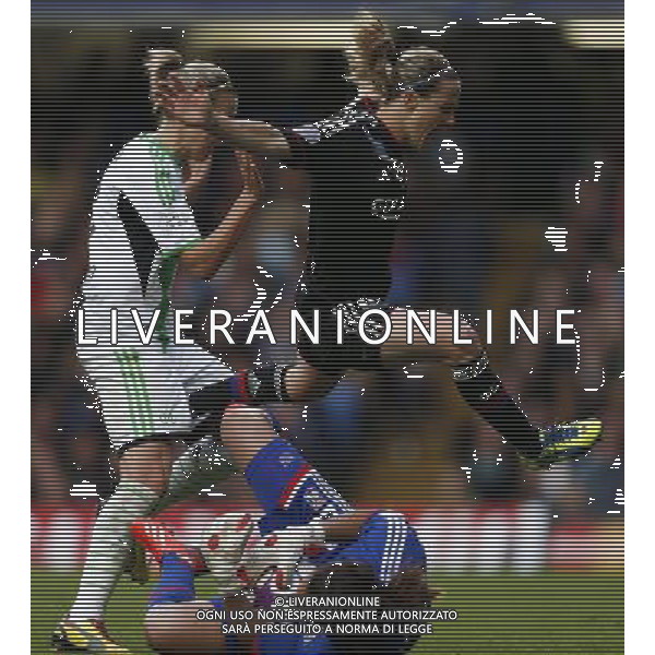 (130524) -- LONDON, May 24, 2013 () -- Wolfsburg\'s Zsanett Jakabfi (L) vies with Sonia Bompastor (R) of Olympique Lyonnais as Olympique Lyonnais\' goalie Sarah Bouhaddi saves the ball during the UEFA Women\'s Champions League final match in London, Britain, on May 23, 2013. Wolfsburg won the match 1-0 and claimed the title. (/Wang Lili) AG ALDO LIVERANI S A S ONLY ITALY