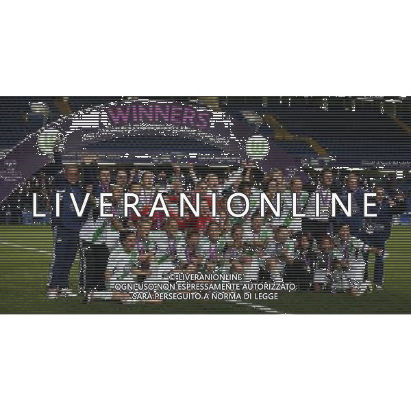 (130524) -- LONDON, May 24, 2013 () -- Members of German club Wolfsburg celebrate during the awarding ceremony for the UEFA Women\'s Champions League after the final match between Wolfsburg and Olympique Lyonnais in London, Britain, on May 23, 2013. Wolfsburg won the match 1-0 and claimed the title. (/Wang Lili) AG ALDO LIVERANI S A S ONLY ITALY