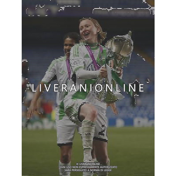 (130524) -- LONDON, May 24, 2013 () -- Wolfsburg\'s Conny Pohlers (Front) holds the trophy after the awarding ceremony for the UEFA Women\'s Champions League after the final match between Wolfsburg and Olympique Lyonnais in London, Britain, on May 23, 2013. Wolfsburg won the match 1-0 and claimed the title. (/Wang Lili) AG ALDO LIVERANI S A S ONLY ITALY