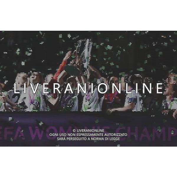 (130524) -- LONDON, May 24, 2013 () -- Wolfsburg\'s captain Nadine Kesler (C) lifts the trophy during the awarding ceremony for the UEFA Women\'s Champions League after the final match between Wolfsburg and Olympique Lyonnais in London, Britain, on May 23, 2013. Wolfsburg won the match 1-0 and claimed the title. (/Wang Lili) AG ALDO LIVERANI S A S ONLY ITALY