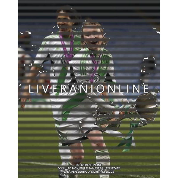 (130524) -- LONDON, May 24, 2013 () -- Wolfsburg\'s Conny Pohlers (Front) holds the trophy after the awarding ceremony for the UEFA Women\'s Champions League after the final match between Wolfsburg and Olympique Lyonnais in London, Britain, on May 23, 2013. Wolfsburg won the match 1-0 and claimed the title. (/Wang Lili) AG ALDO LIVERANI S A S ONLY ITALY