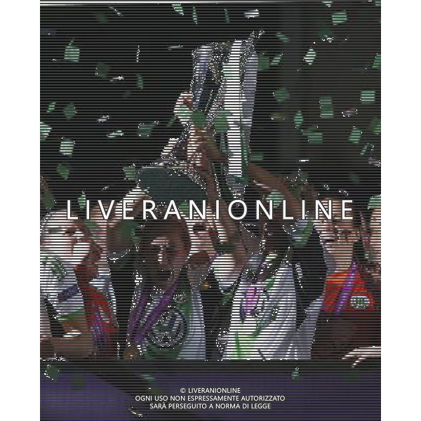 (130524) -- LONDON, May 24, 2013 () -- Wolfsburg\'s captain Nadine Kesler (C) lifts the trophy during the awarding ceremony for the UEFA Women\'s Champions League after the final match between Wolfsburg and Olympique Lyonnais in London, Britain, on May 23, 2013. Wolfsburg won the match 1-0 and claimed the title. (/Wang Lili) AG ALDO LIVERANI S A S ONLY ITALY