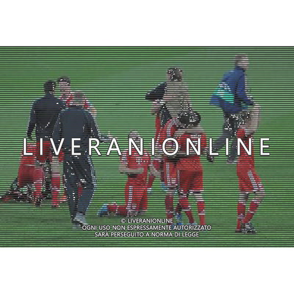 Wembley Stadium Bayern Munich v Borussia Dortmund (2-1) Champions League final 25/05/2013 Match winner Bayern Munich celebrate after the final whistle as they win Champions League Cup Photo: Roger Parker ©Photoshot/AGENZIA ALDO LIVERANI SAS-ITALY ONLY - EDITORIAL USE ONLY