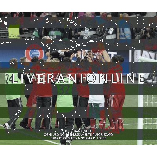 Wembley Stadium Bayern Munich v Borussia Dortmund (2-1) Champions League final 25/05/2013 Bayern Munich coach Jupp Heynckes is given the bumps by his team after winning Champions League Cup Photo: Roger Parker ©Photoshot/AGENZIA ALDO LIVERANI SAS-ITALY ONLY - EDITORIAL USE ONLY