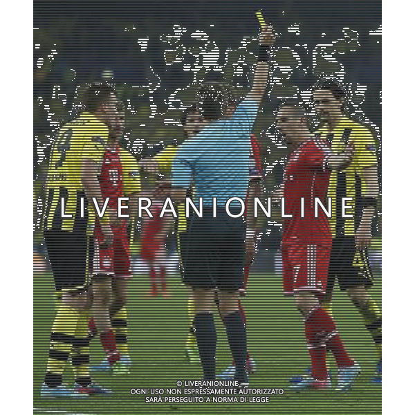 (130526) -- LONDON, May 26, 2013 () -- Referee Nicola Rizzoli of Italy (C) shows a yellow card to Franck Ribery (2nd, R) of Bayern Munich after he argued with Kevin Grosskreutz (1st, L) of Borussia Dortmund during the UEFA Champions League final football match between Borussia Dortmund and Bayern Munich at Wembley Stadium in London, Britain on May 25, 2013. Bayern Munich claimed the title with 2-1.(/Wang Lili) ©Photoshot/AGENZIA ALDO LIVERANI SAS-ITALY ONLY - EDITORIAL USE ONLY