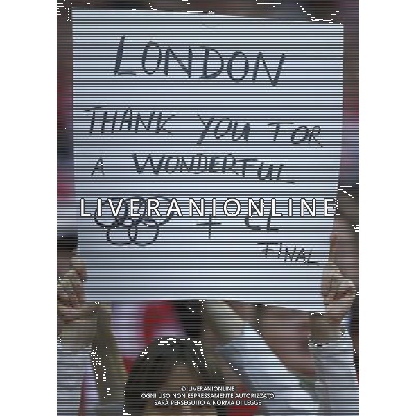 (130526) -- LONDON, May 26, 2013 () -- A fan of Bayern Munich shows a poster to thank London for holding Olympic games 2012 and UEFA Champions League final before the UEFA Champions League final football match between Borussia Dortmund and Bayern Munich at Wembley Stadium in London, Britain on May 25, 2013. Bayern Munich claimed the title with 2-1.(/Wang Lili) ©Photoshot/AGENZIA ALDO LIVERANI SAS-ITALY ONLY - EDITORIAL USE ONLY