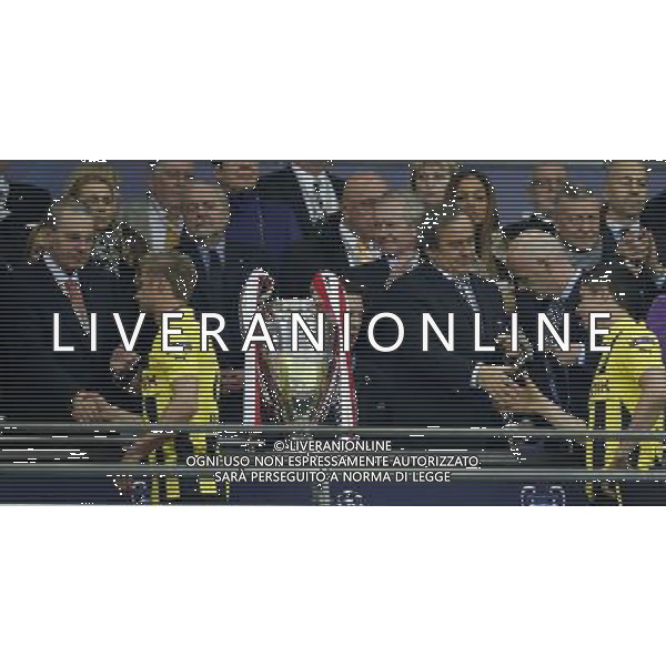 (130526) -- LONDON, May 26, 2013 () -- UEFA President Michel Platini (3rd R, front), presents silver medal to Robert Lewandowski (1st R, front) of Borussia Dortmund during the awarding ceremony for the UEFA Champions League final football match between Borussia Dortmund and Bayern Munich at Wembley Stadium in London, Britain on May 25, 2013. Bayern Munich claimed the title with 2-1.(/Wang Lili) ©Photoshot/AGENZIA ALDO LIVERANI SAS-ITALY ONLY - EDITORIAL USE ONLY