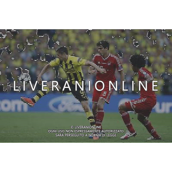 (130526) -- LONDON, May 26, 2013 () -- Robert Lewandowski (L) of Borussia Dortmund controls the ball during the UEFA Champions League final football match between Borussia Dortmund and Bayern Munich at Wembley Stadium in London, Britain on May 25, 2013. Bayern Munich claimed the title with 2-1.(/Wang Lili) ©Photoshot/AGENZIA ALDO LIVERANI SAS-ITALY ONLY - EDITORIAL USE ONLY