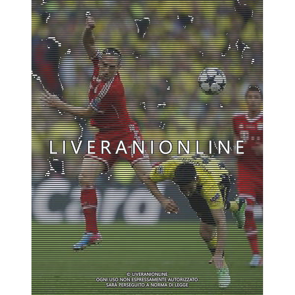 (130526) -- LONDON, May 26, 2013 () -- Franck Ribery (L) of Bayern Munich vies with Ilkay Gundogan of Borussia Dortmund during the UEFA Champions League final football match at Wembley Stadium in London, Britain on May 25, 2013. Bayern Munich claimed the title with 2-1.(/Wang Lili) ©Photoshot/AGENZIA ALDO LIVERANI SAS-ITALY ONLY - EDITORIAL USE ONLY