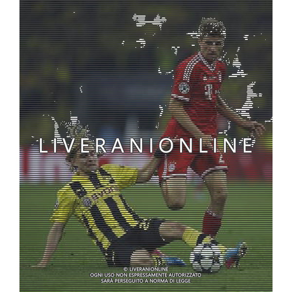 (130526) -- LONDON, May 26, 2013 () -- Thomas Muller (R) of Bayern Munich vies with Marcel Schmelzer of Borussia Dortmund during the UEFA Champions League final football match at Wembley Stadium in London, Britain on May 25, 2013. Bayern Munich claimed the title with 2-1.(/Wang Lili) ©Photoshot/AGENZIA ALDO LIVERANI SAS-ITALY ONLY - EDITORIAL USE ONLY