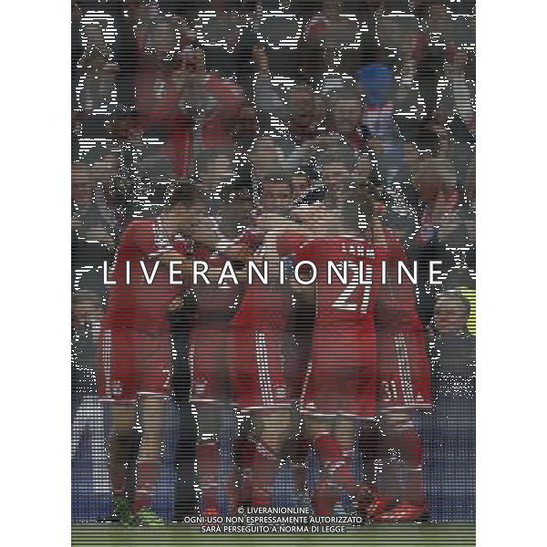 (130526) -- LONDON, May 26, 2013 () -- Players of Bayern Munich celebrate Arjen Robben\'s goal during the UEFA Champions League final football match between Borussia Dortmund and Bayern Munich at Wembley Stadium in London, Britain on May 25, 2013. Bayern Munich claimed the title with 2-1.(/Wang Lili) ©Photoshot/AGENZIA ALDO LIVERANI SAS-ITALY ONLY - EDITORIAL USE ONLY