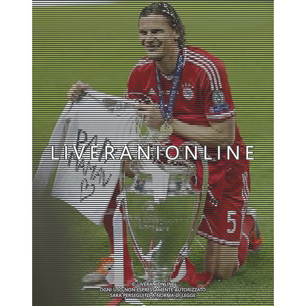 (130526) -- LONDON, May 26, 2013 () -- Daniel Van Buyten of Bayern Munich celebrates after the awarding ceremony for the UEFA Champions League final football match between Borussia Dortmund and Bayern Munich at Wembley Stadium in London, Britain on May 25, 2013. Bayern Munich claimed the title with 2-1.(/Wang Lili) ©Photoshot/AGENZIA ALDO LIVERANI SAS-ITALY ONLY - EDITORIAL USE ONLY