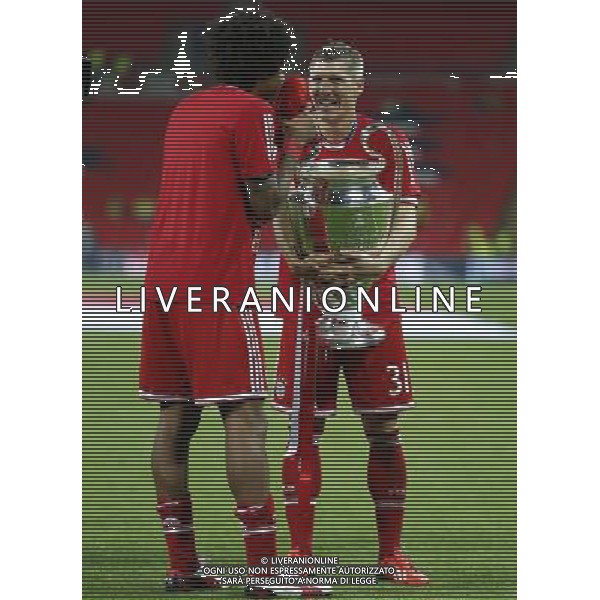 (130526) -- LONDON, May 26, 2013 () -- Bastian Schweinsteiger of Bayern Munich (R)celebrates after the awarding ceremony for the UEFA Champions League final football match between Borussia Dortmund and Bayern Munich at Wembley Stadium in London, Britain on May 25, 2013. Bayern Munich claimed the title with 2-1.(/Wang Lili) ©Photoshot/AGENZIA ALDO LIVERANI SAS-ITALY ONLY - EDITORIAL USE ONLY