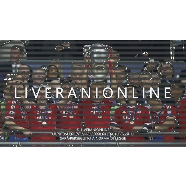 (130526) -- LONDON, May 26, 2013 () -- Arjen Robben of Bayern Munich holds the trophy during the awarding ceremony for the UEFA Champions League final football match between Borussia Dortmund and Bayern Munich at Wembley Stadium in London, Britain on May 25, 2013. Bayern Munich claimed the title with 2-1.(/Wang Lili) ©Photoshot/AGENZIA ALDO LIVERANI SAS-ITALY ONLY - EDITORIAL USE ONLY