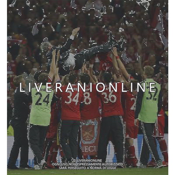 (130526) -- LONDON, May 26, 2013 () -- Players of Bayern Munich throw Jupp Heynckes, head coach of Bayern Munich, to celebrate after the awarding ceremony for the UEFA Champions League final football match between Borussia Dortmund and Bayern Munich at Wembley Stadium in London, Britain on May 25, 2013. Bayern Munich claimed the title with 2-1.(/Wang Lili) ©Photoshot/AGENZIA ALDO LIVERANI SAS-ITALY ONLY - EDITORIAL USE ONLY