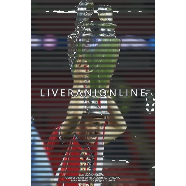 (130526) -- LONDON, May 26, 2013 () -- Arjen Robben of Bayern Munich celebrates with the trophy after the awarding ceremony for the UEFA Champions League final football match between Borussia Dortmund and Bayern Munich at Wembley Stadium in London, Britain on May 25, 2013. Bayern Munich claimed the title with 2-1.(/Wang Lili) ©Photoshot/AGENZIA ALDO LIVERANI SAS-ITALY ONLY - EDITORIAL USE ONLY