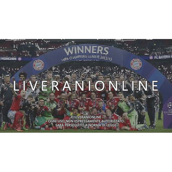 (130526) -- LONDON, May 26, 2013 () -- Players of Bayern Munich pose for photos after the awarding ceremony for the UEFA Champions League final football match between Borussia Dortmund and Bayern Munich at Wembley Stadium in London, Britain on May 25, 2013. Bayern Munich claimed the title with 2-1.(/Wang Lili) ©Photoshot/AGENZIA ALDO LIVERANI SAS-ITALY ONLY - EDITORIAL USE ONLY