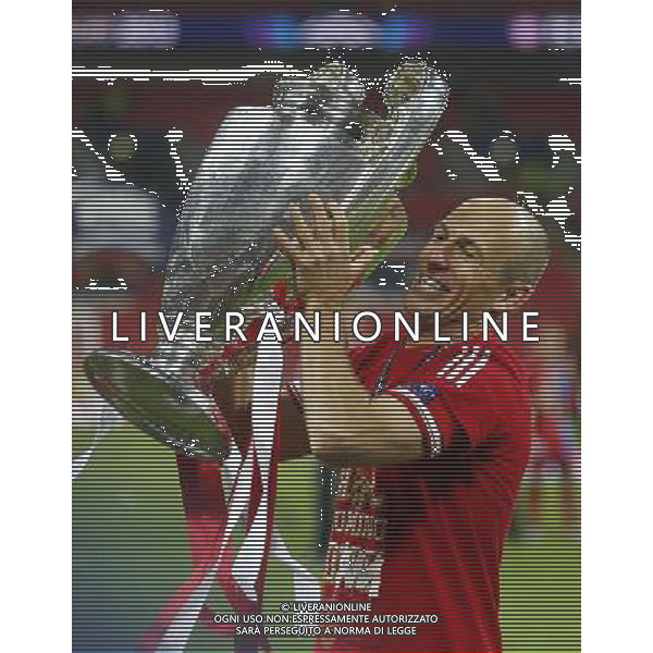 (130526) -- LONDON, May 26, 2013 () -- Arjen Robben of Bayern Munich celebrates with the trophy after the awarding ceremony for the UEFA Champions League final football match between Borussia Dortmund and Bayern Munich at Wembley Stadium in London, Britain on May 25, 2013. Bayern Munich claimed the title with 2-1.(/Wang Lili) ©Photoshot/AGENZIA ALDO LIVERANI SAS-ITALY ONLY - EDITORIAL USE ONLY