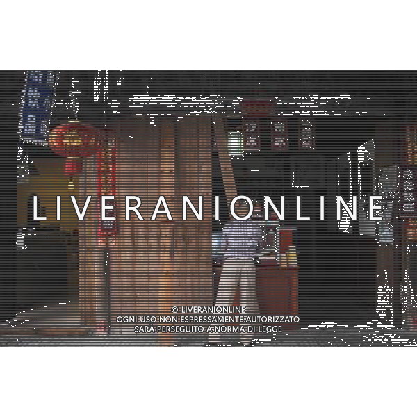 (130527) -- CHENGDU, May 27, 2013 () -- A resident closes his shop in Anren, an ancient town in Dayi County of Chengdu, capital of southwest China\'s Sichuan Province, May 23, 2013. Anren Town was first built in ancient China\'s Tang Dynasty (618-907). Most of its buildings were constructed in late Qing Dynasty (1644-1911) and early Republic of China (1911-1949). Chengdu will host the Global Fortune Forum, an event to be organized by the American magazine \'Fortune\', on June 6-8. (/Shen Hong) (wqq) /AGENZIA ALDO LIVERANI SAS-ITALY ONLY - EDITORIAL USE ONLY