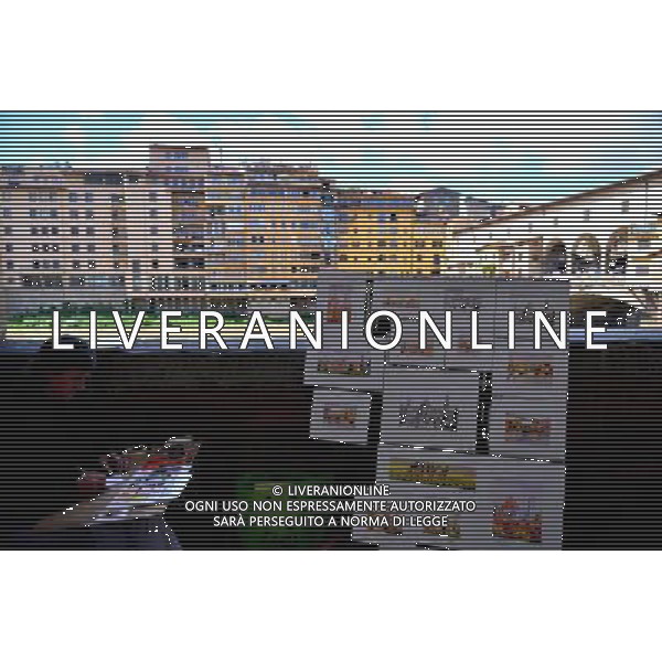 (130528) -- FLORENCE, May 28, 2013 () -- A street artist draws a picture near the Florence Old Bridge in Florence, Italy, May 26, 2013. Being the capital city of Italy\'s central region Tuscany, Florence, once the country\'s capital back in 19th century, is the regional center of history, business and culture. Dubbed as the birthplace of the Renaissance and cradle of the architecture art, Florence contains numerous buildings and museums from various eras. In 1982, the historic center of Florence was declared a World Heritage Site by UNESCO. (/Xu Nizhi) (srb) ©photoshot/AGENZIA ALDO LIVERANI SAS - ITALY ONLY - Vedute della citta\' di Firenze, Italia, 26 maggio, 2013 Soprannominata la culla del Rinascimento e dell\'arte, contiene numerosi edifici e musei di varie epoche. Nel 1982, il centro storico di Firenze e\' stato dichiarato Patrimonio dell\'Umanita\' dall\'UNESCO.