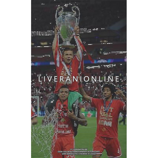 Luiz Gustavo and Dante with team mate Celebrate with the European Cup Bayern Munich Champions League Final 2013 Borussia Dortmund V Bayern Munich (1-2) 25/05/13 UEFA Champions League Final 2013 at Wembley Stadium Photo: Robin Parker Fotosports International ©PHOTOSHOT/AGENZIA ALDO LIVERANI SAS - ITALY ONLY - Borussia Dortmund - Bayern Monaco UEFA Champions League 2012/2013 Finale Londra - 25.05.2013